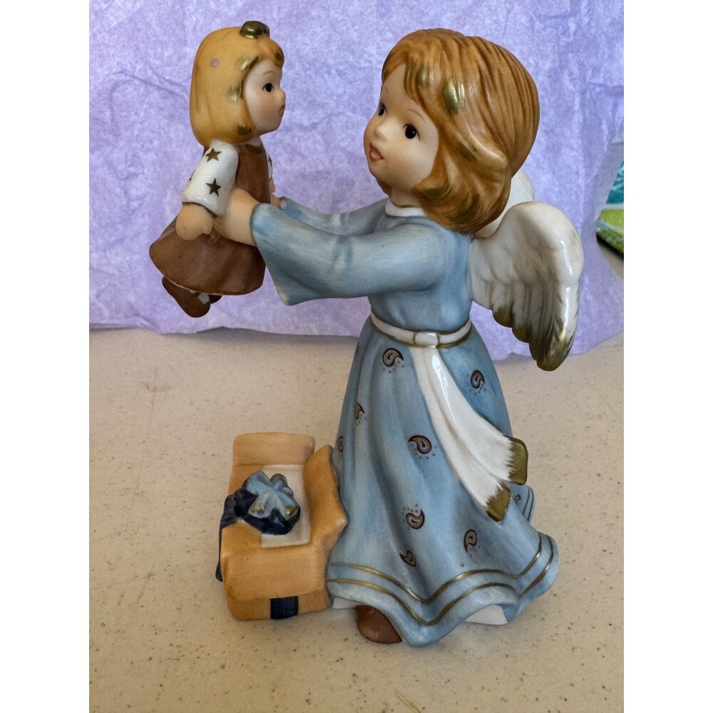 Goebel Annual Angel Figurine  Holiday Surprised  86/20,000 Limited Edition 2004